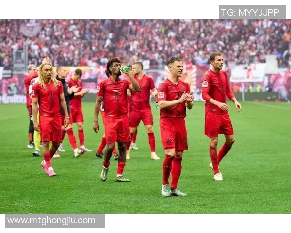 拜仁慕尼黑横扫德甲，赢得胜利，领先榜首，继续称霸德国足坛