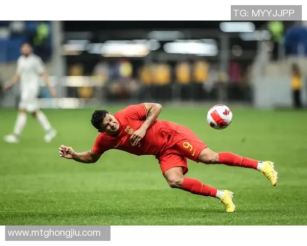 艾克森精彩头球助力成都蓉城再创辉煌展现球队强大实力