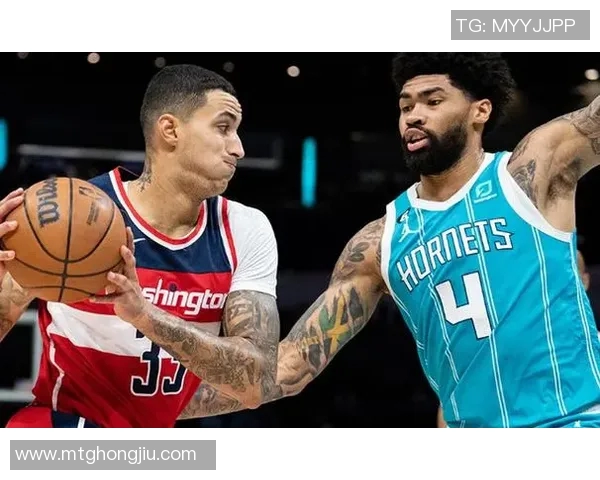 库兹马现身夏洛特华维银行球馆,为黄蜂队训练助力,展现出色领袖魅力